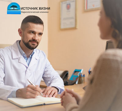 Женщина сидит на приеме у врача